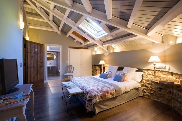 Bureau, lits bébé (gratuits), lits pliants/supplémentaires