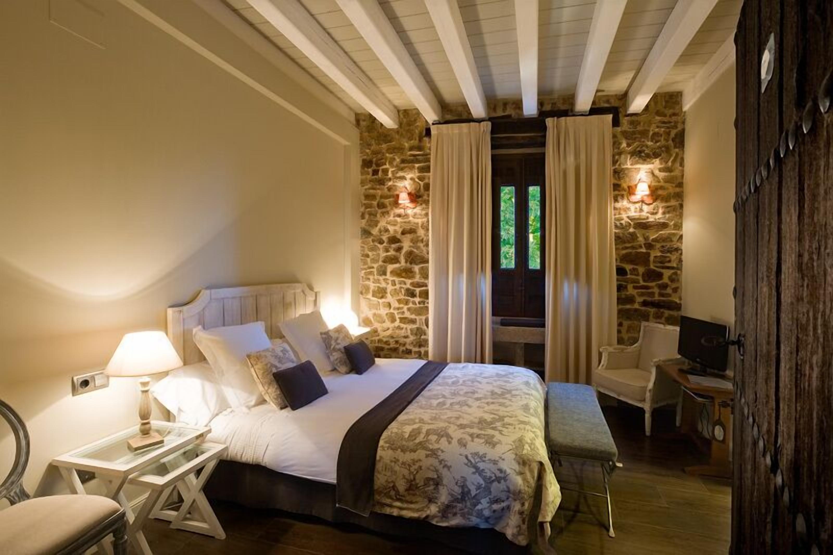 Standaard tweepersoonskamer | Een bureau, gratis babybedden, extra bedden, gratis wifi