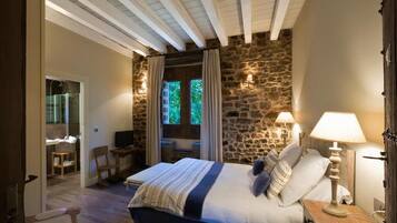 Escritorio, cunas gratuitas, camas supletorias y wifi gratis