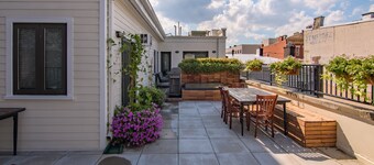 Deedee's Hideaway on Grove