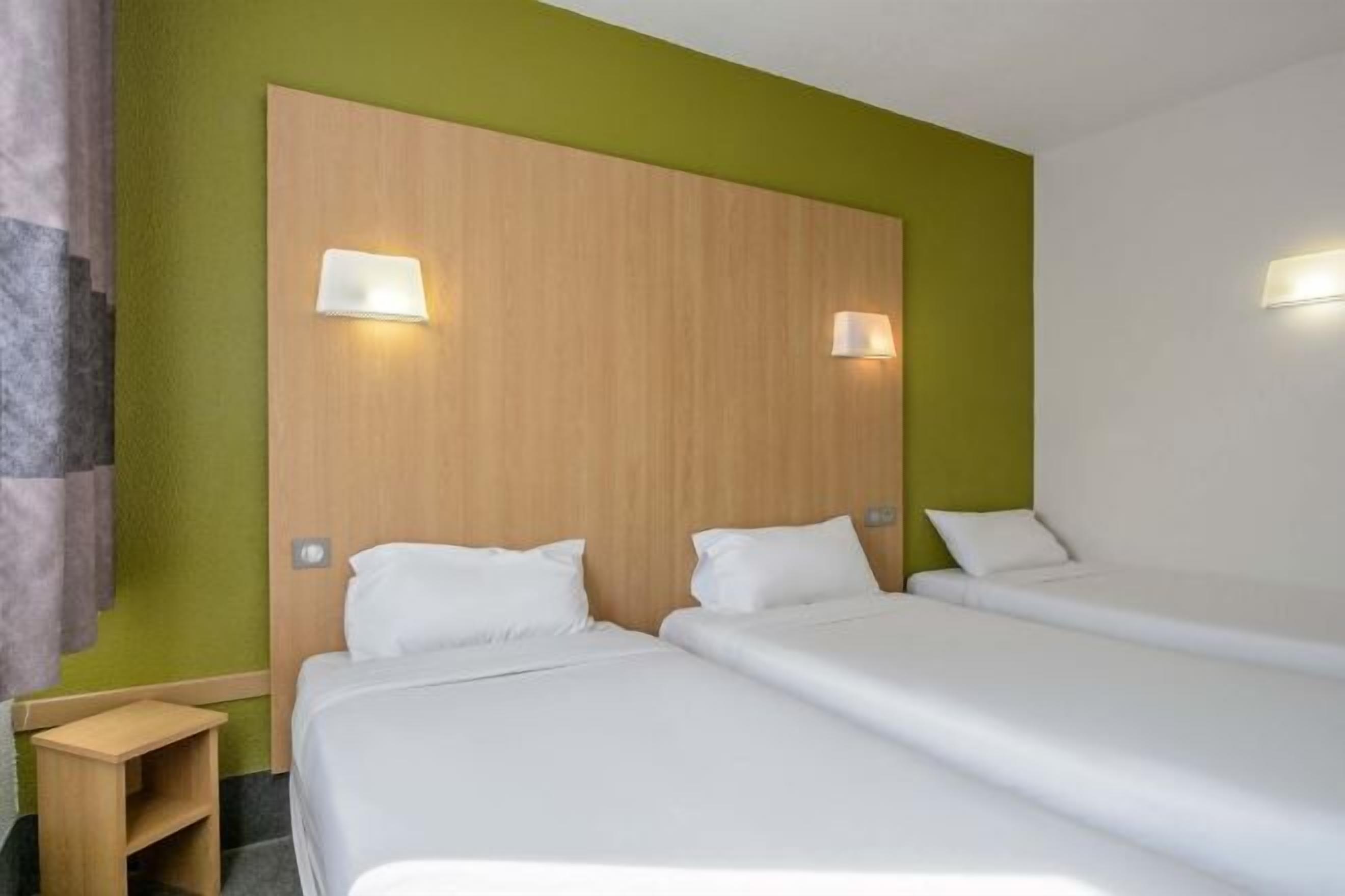 Een bureau, een laptopwerkplek, verduisterende gordijnen