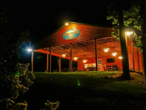 Fachada de la propiedad por la tarde o noche