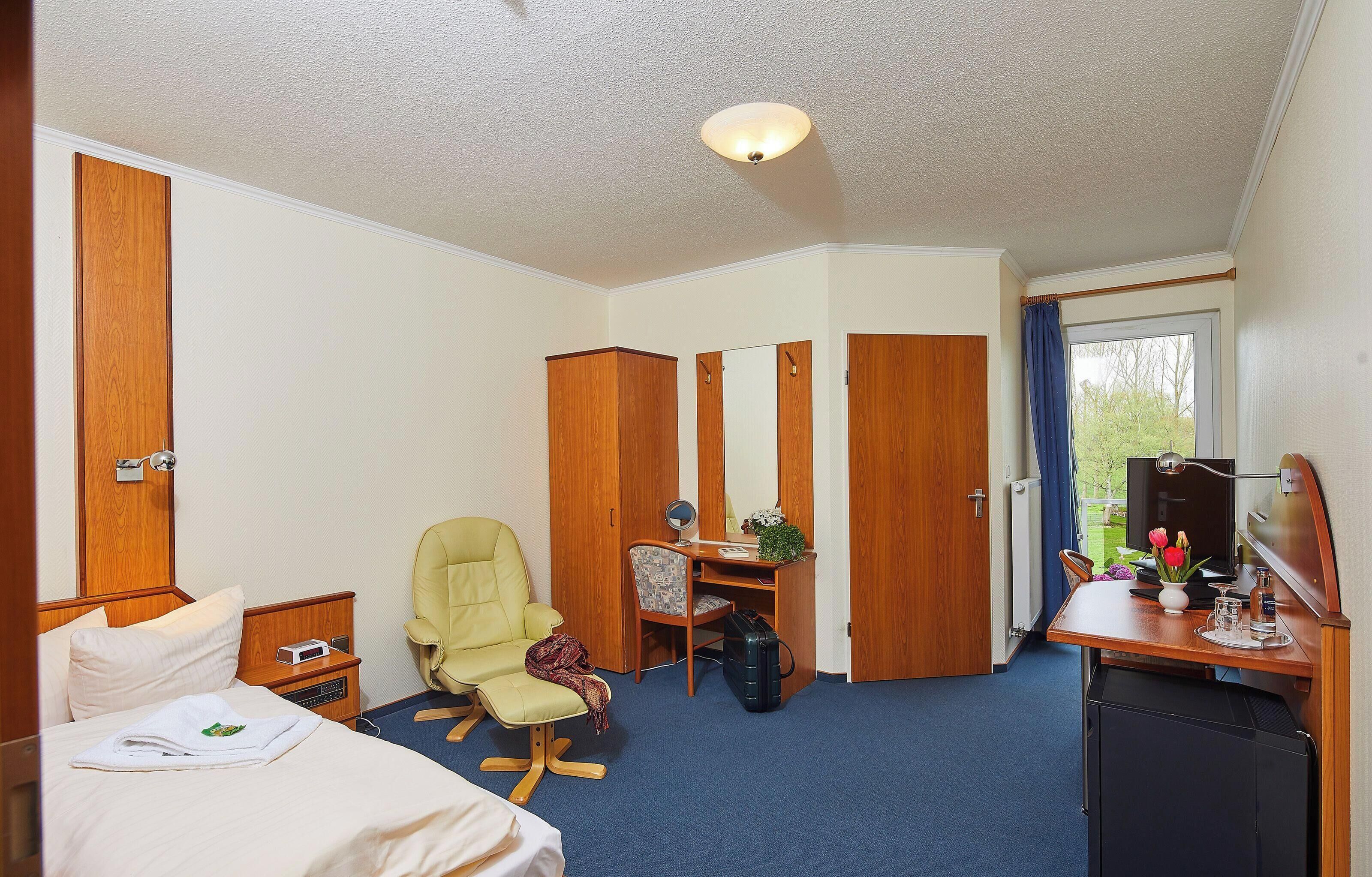 Hypo-allergenic bedding, in-room safe, desk, free WiFi