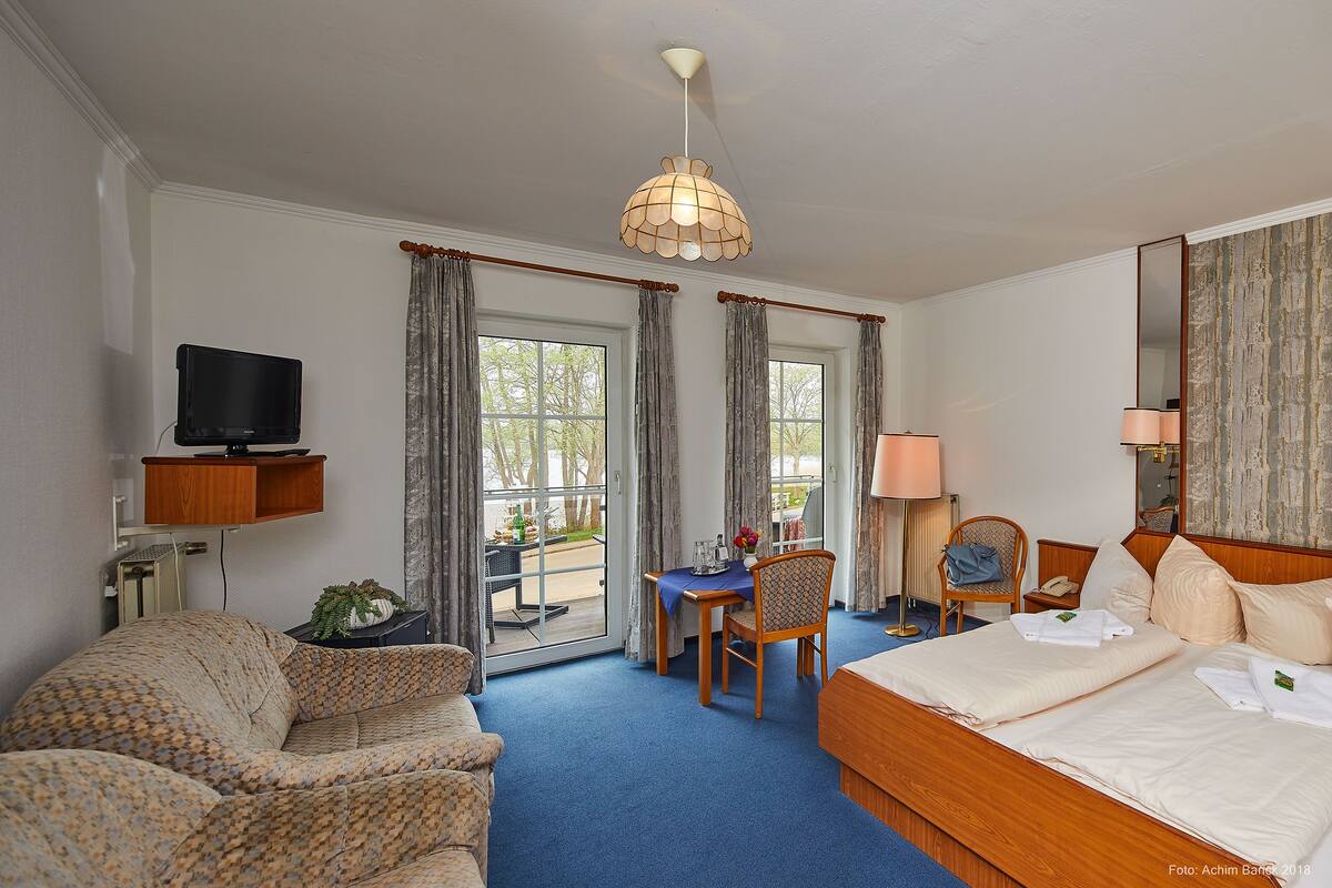 Comfort Room, 1 Bedroom, Lakeside | Hypo-allergenic bedding available, in-room safe, desk, WiFi (free)