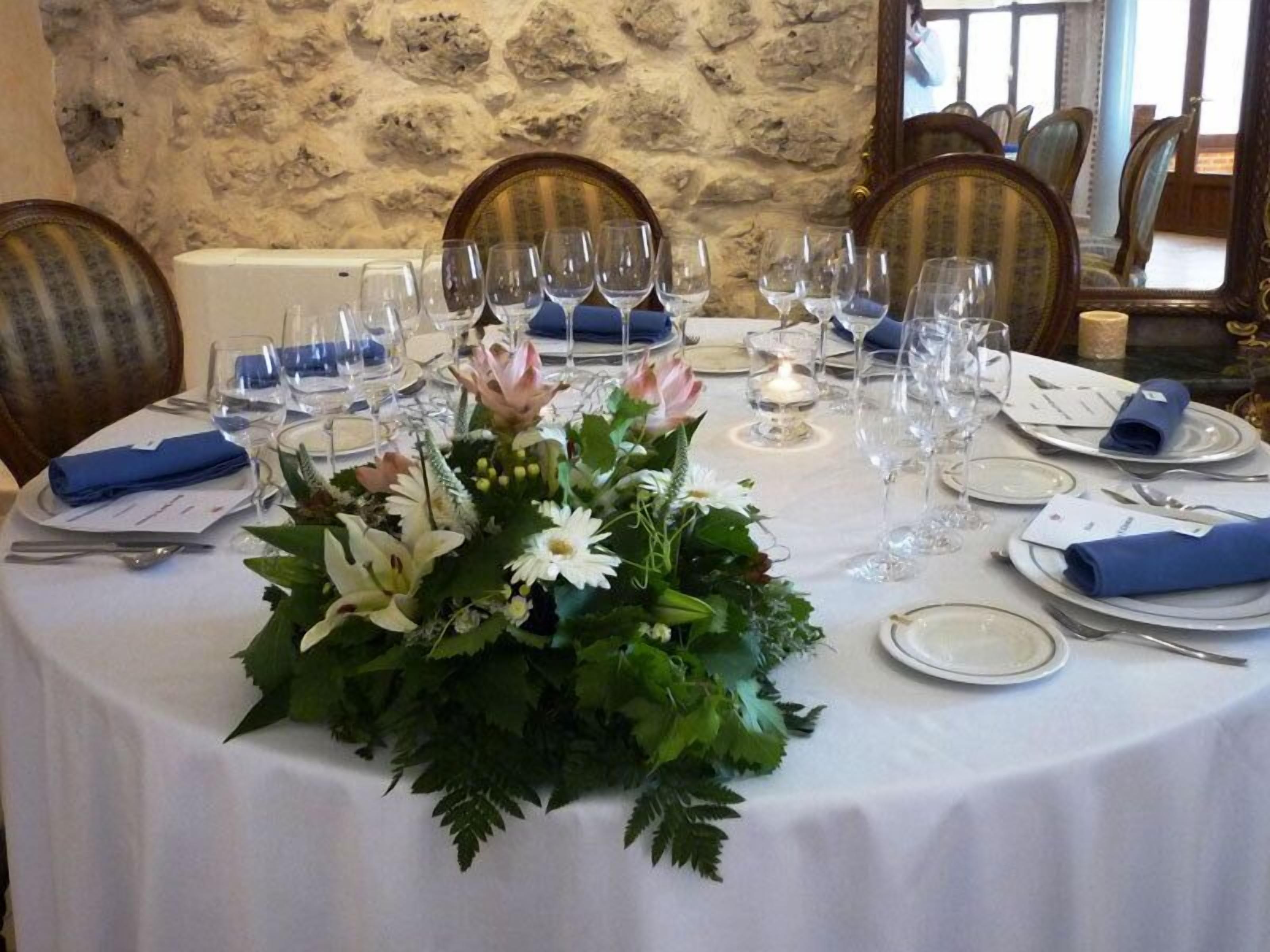 breakfast, lunch, dinner served; local cuisine