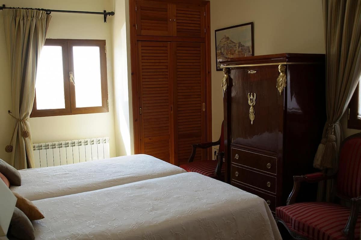 standard double room | minibar, in-room safe, individually decorated, individually furnished