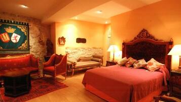 Suite | Een minibar, een kluis op de kamer, individueel gedecoreerd