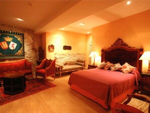 Suite | Minibar, in-room safe, individually decorated, individually furnished - Castillo de Curiel (Curiel)