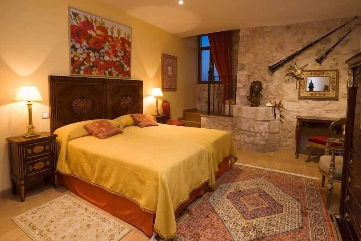 superior double room | minibar, in-room safe, individually decorated, individually furnished