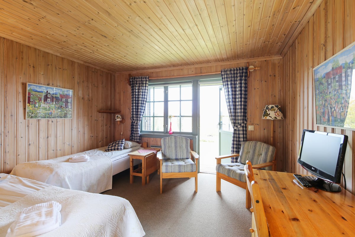Basic Twin Room (Bedding optional)