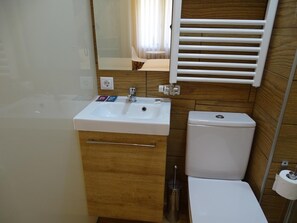Dusche, kostenlose Toilettenartikel, Haartrockner, Handtücher