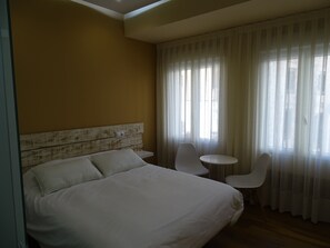 Escritorio, cortinas blackout, wifi gratis y ropa de cama 