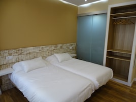 Escritorio, cortinas blackout, wifi gratis y ropa de cama