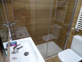 Ducha, artículos de tocador gratuitos, secador de pelo, toallas