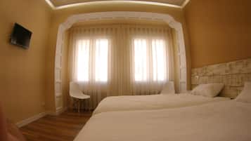 Escritorio, cortinas opacas, wifi gratis y ropa de cama