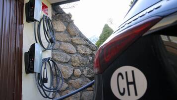 Electric vehicle charging station