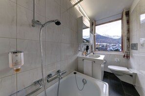 Double or Twin Room | Bathroom | Free toiletries, hair dryer, towels - Hotel Restaurant Schweizerhof (Val Muestair)
