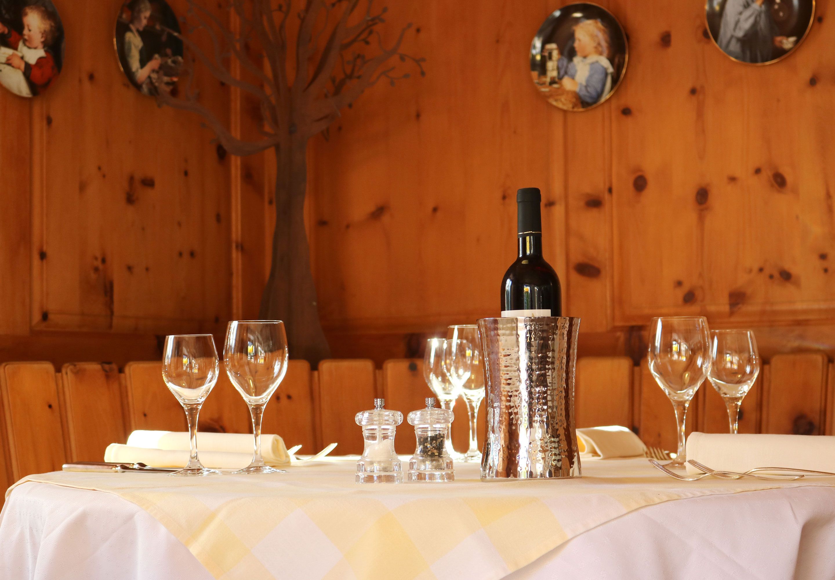 2 restaurants, lunch, dinner served; regional cuisine