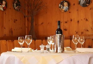 2 restaurants; lunch and dinner served