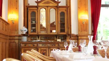 Tägliches Frühstücksbuffet (20.00 CHF pro Person)