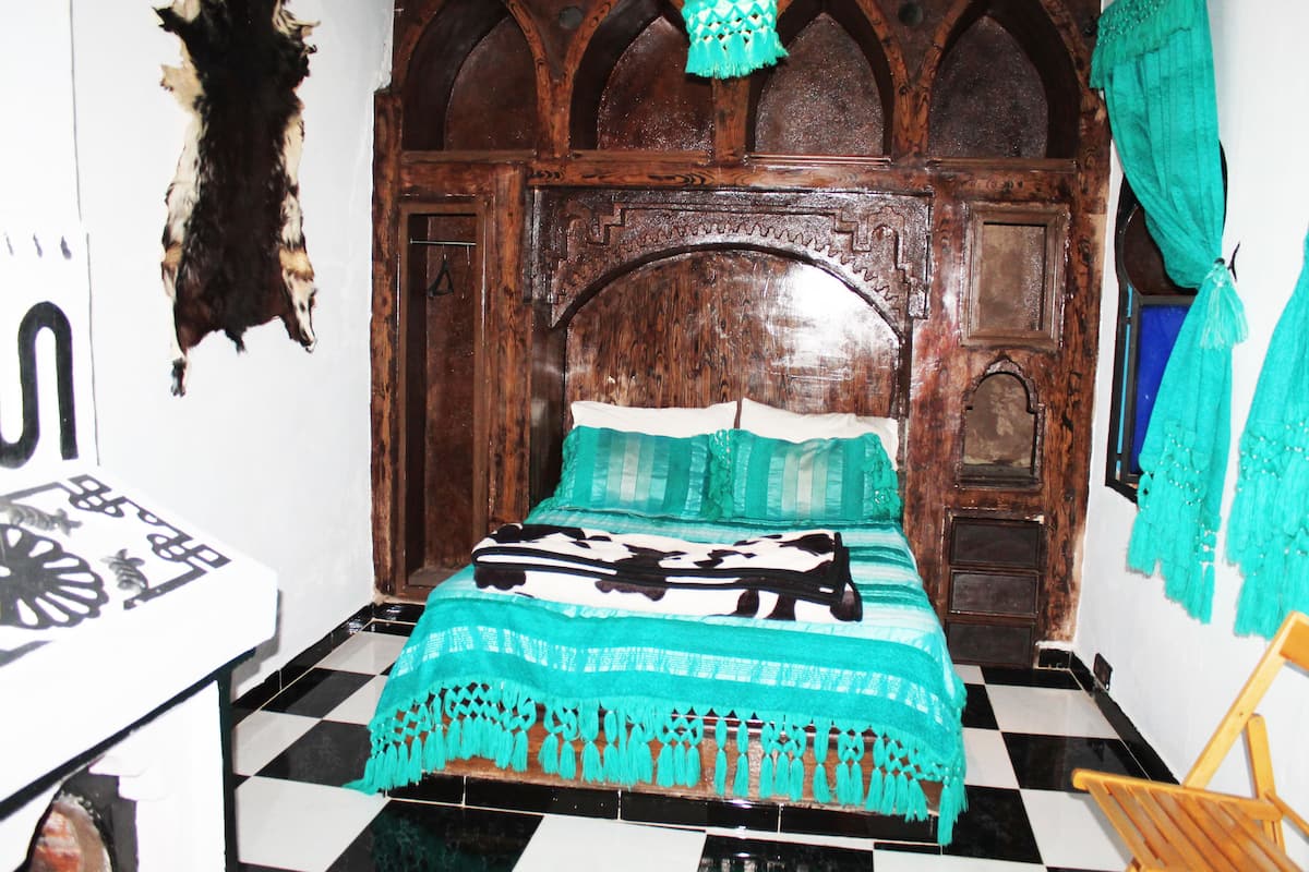 Blackout drapes, rollaway beds, free WiFi