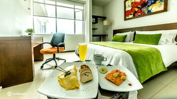 Habitación doble estándar | Minibar, caja de seguridad en la habitación y insonorización