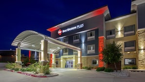 Un hôtel Best Western Plus doté d’une entrée couverte, de plusieurs étages et d’une façade bien éclairée.