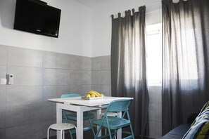 Suite, Non Smoking, City View | In-room dining