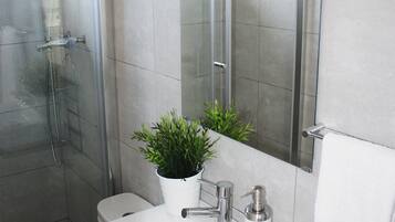 Family Suite, Non Smoking, Mountain View | Bathroom | Shower, free toiletries, hair dryer, towels