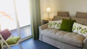 Suite familiare, non fumatori, vista montagna | Soggiorno | TV a schermo piatto 32 pollici con canali satellitari, TV LCD