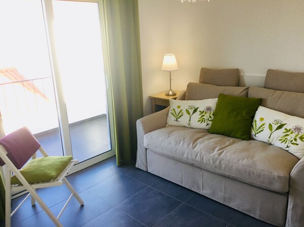 Family Suite, Non Smoking, Mountain View | Living room | 32-inch flat-screen TV with satellite channels, LCD TV
