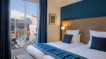 Une chambre d’hôtel avec un grand lit, une vue sur l’espace extérieur et une fenêtre avec des rideaux.