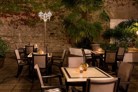 Terrace/patio. Hôtel Le Rive Droite & Spa