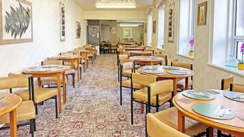 朝食 (コンチネンタル ブレックファスト)、毎日提供 (無料)