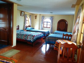 Laptop workspace, blackout curtains, soundproofing, free WiFi - Hostal Curiñan (Otavalo)
