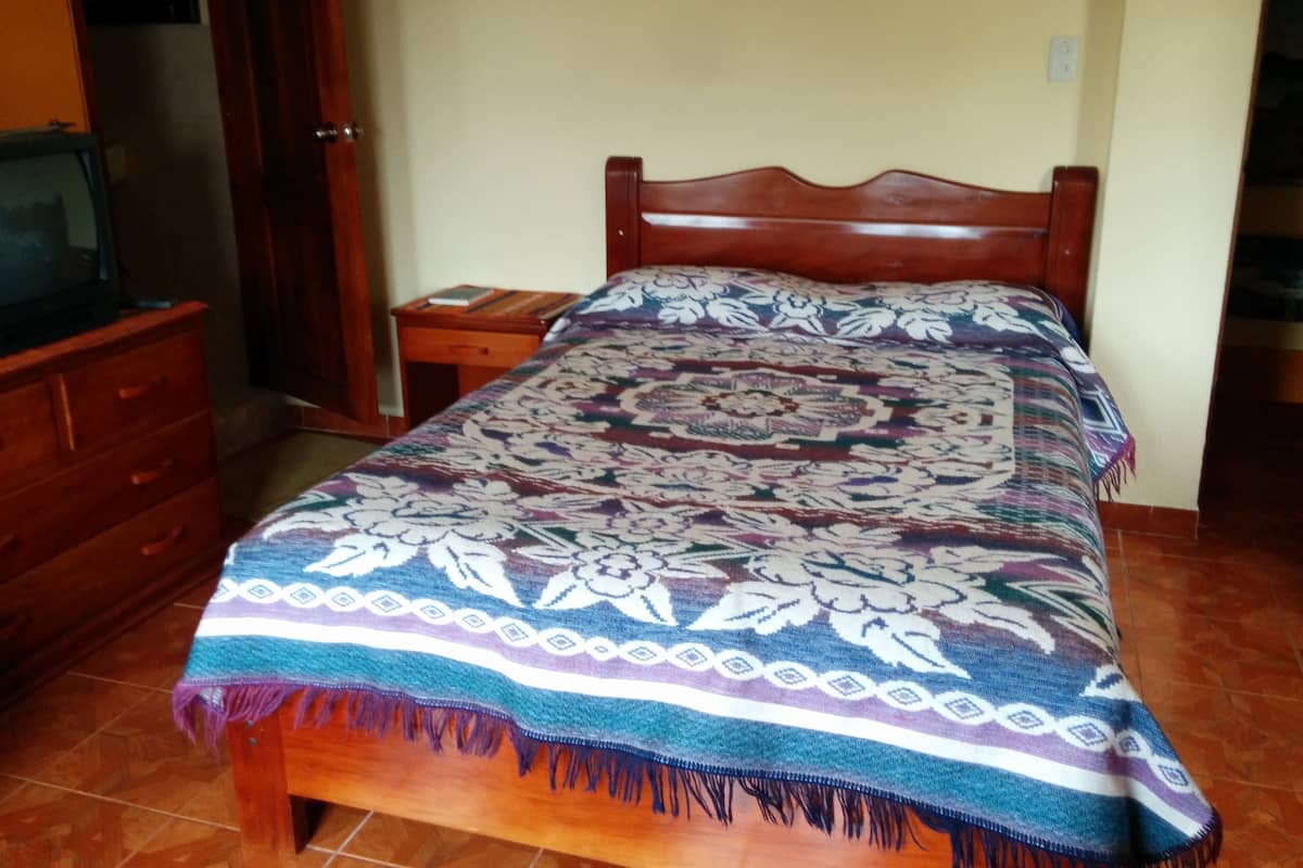 Habitación estándar doble | Espacio para trabajar con un portátil y cortinas opacas