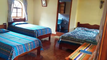 Espacio para trabajar con laptop, cortinas blackout y insonorización