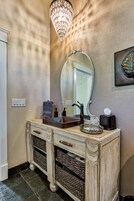 Esperanza Room | Bathroom | Shower, free toiletries, hair dryer, bathrobes