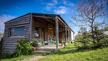 Huisje (upcycled static caravan) | Luxe beddengoed, een strijkplank/strijkijzer, gratis wifi