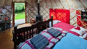 Telt (18ft Yurt) | Sengetøy av topp kvalitet, strykejern/-brett og wi-fi (inkludert)