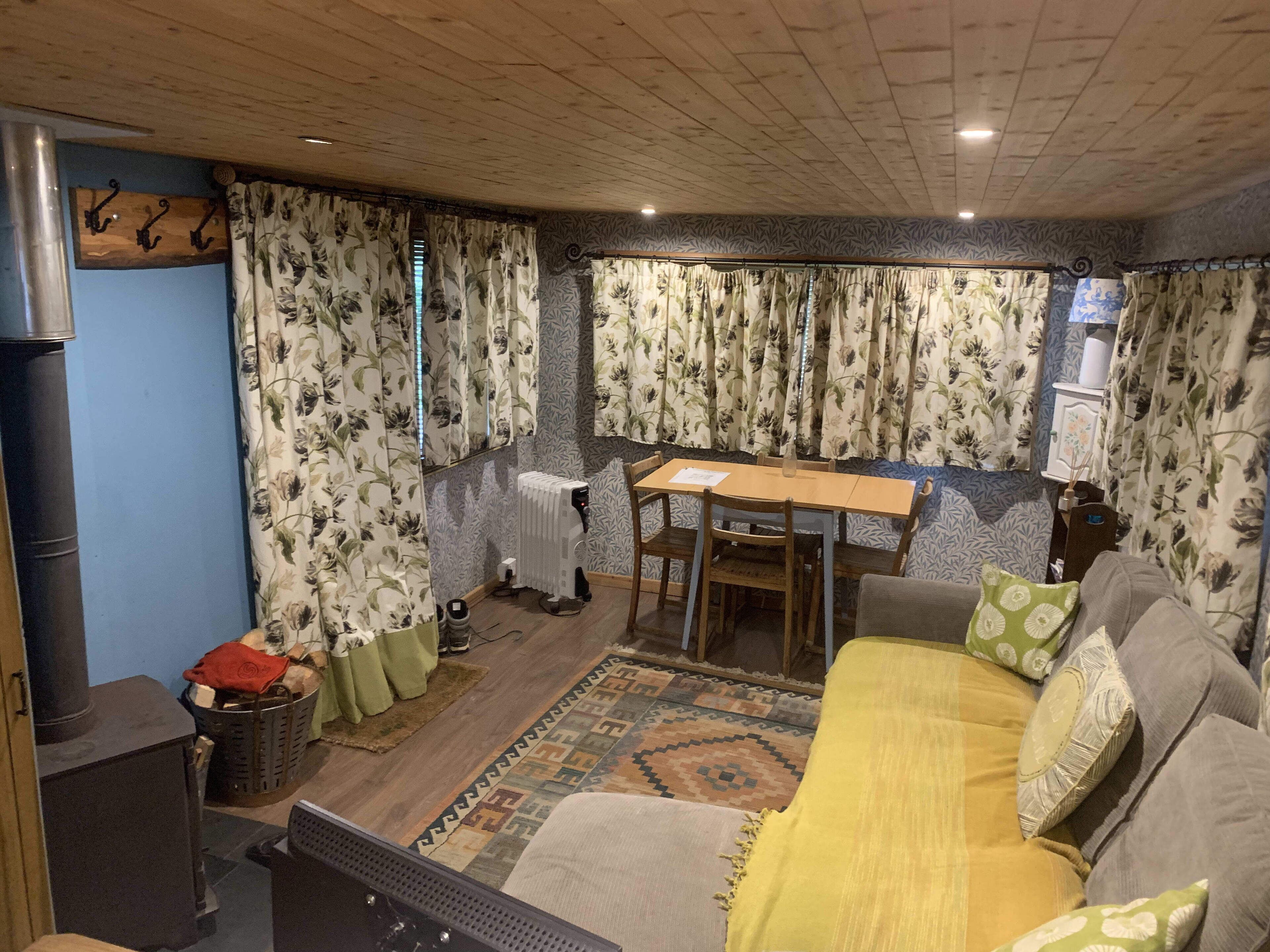 Een gezellige woonkamer met een bank, een kleine tafel en een radiator.