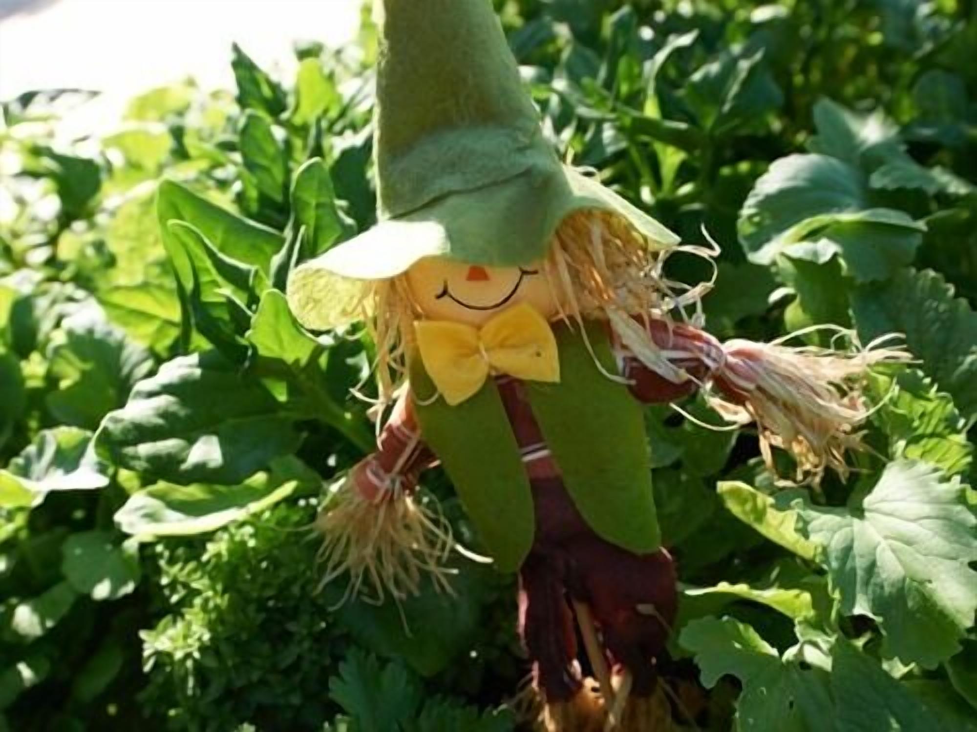 Ein Strohmann in einem Garten.