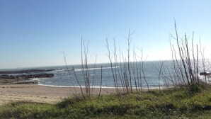A beach with clear skies and calm sea. - La Balade des Marais (Saint-Molf)