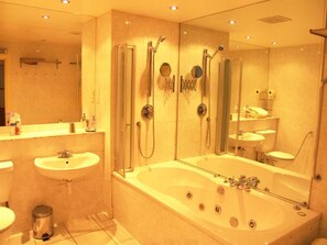 Bathroom - Royal Mile Mansions Apartments (Edinburgh)