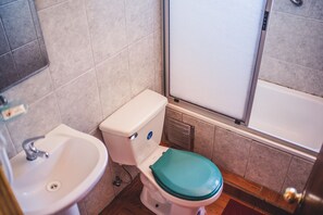 Regadera y amenidades de baño gratuitas 