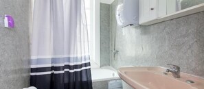 تجهيزات دش، مجففات شعر، صابون، ورق حمّام