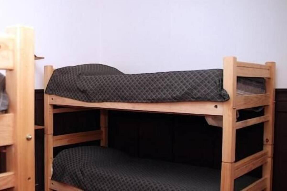 Dormitorio compartido clásico, dormitorio mixto | Tabla de planchar con plancha y wifi gratis