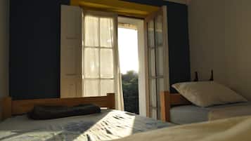 Chambre Quadruple Économique, salle de bains commune, dans la tour | Vue de la chambre