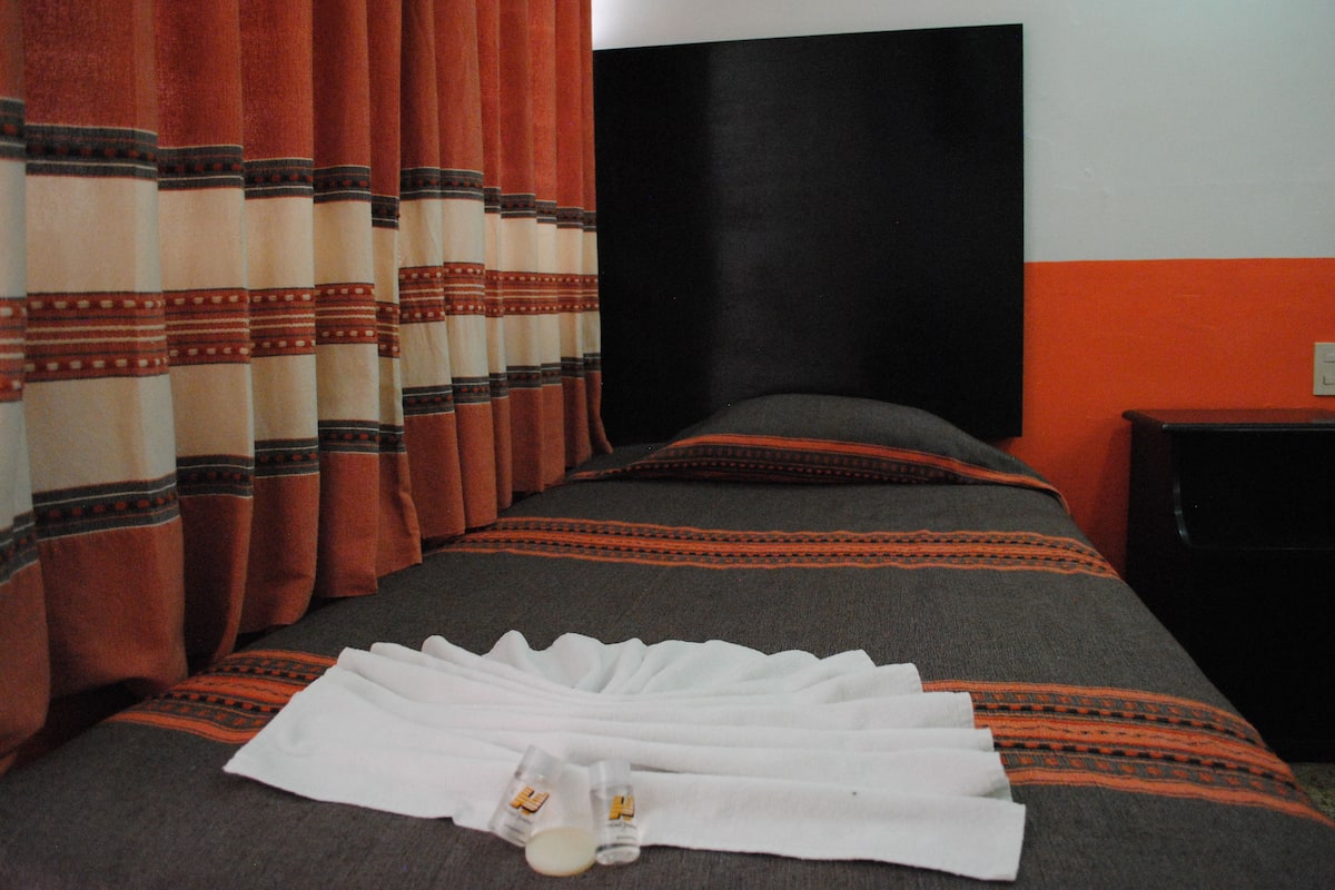 Habitación triple básica | 1 habitación y wifi gratis