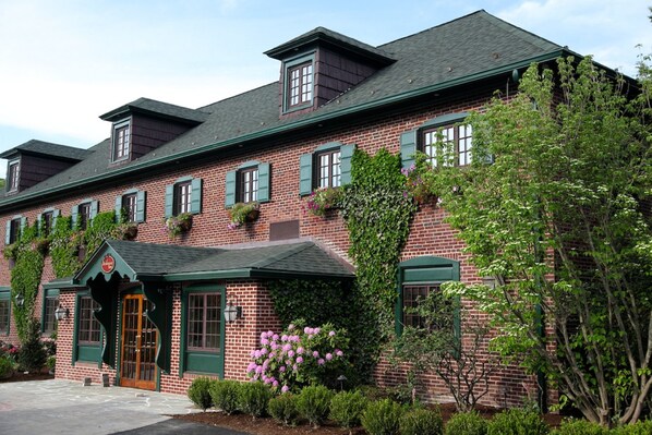 Exterior detail - The Beaumont Inn (Dallas)